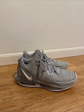 Nike Witness Women’s Gray and White Athletic Sneakers